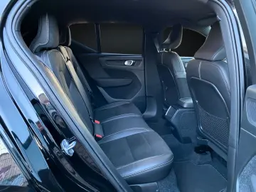 VOLVO XC40 D4 AWD R-DESIGN NAVI-KAMERA-ACC-LED-H&K