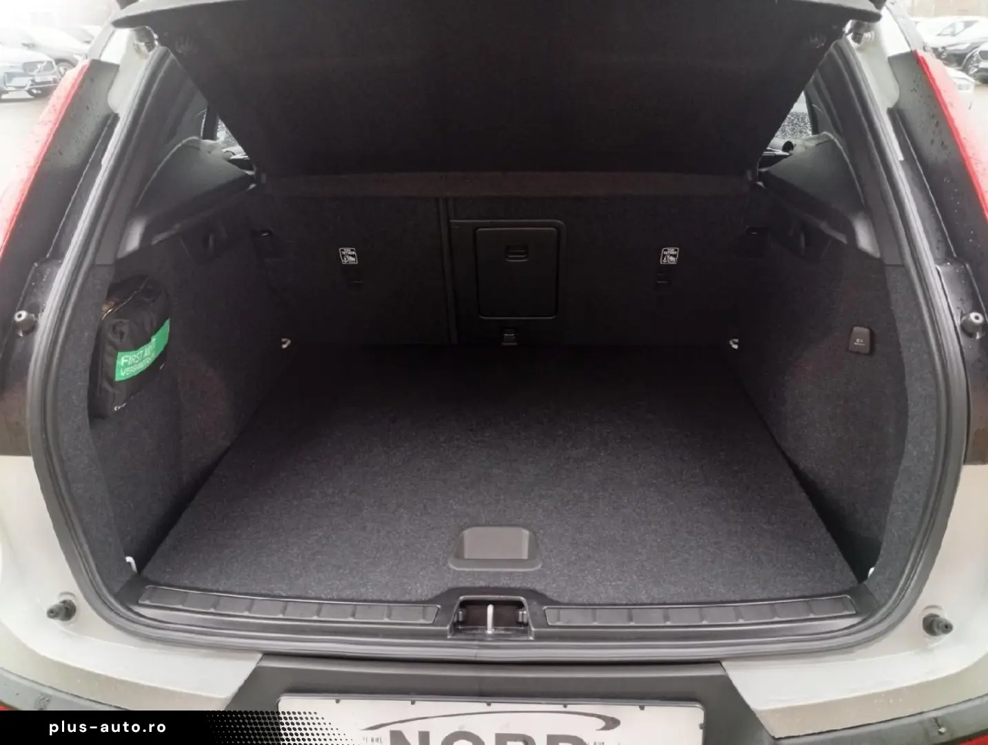 VOLVO XC40 T3 Gear. R Design 2WD Pano-D. 20