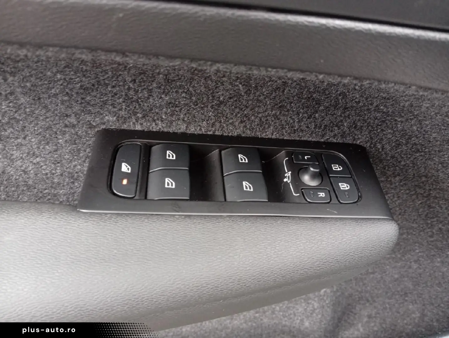 VOLVO XC40 T3 Gear. R Design 2WD Pano-D. 20