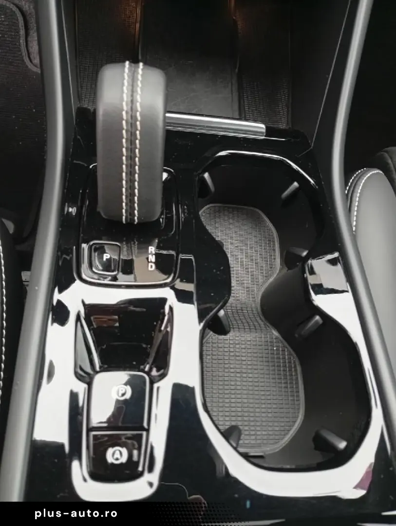VOLVO XC40 T3 Gear. R Design 2WD Pano-D. 20