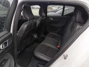 VOLVO XC40 T3 Gear. R Design 2WD Pano-D. 20