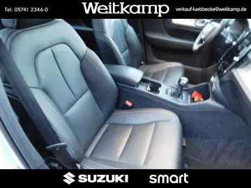 VOLVO XC 40 T3 2WD Momentum Pro Leder Panorama 1.Hand