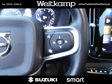 VOLVO XC 40 T3 2WD Momentum Pro Leder Panorama 1.Hand