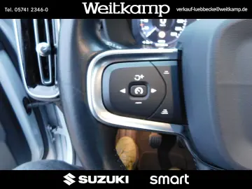 VOLVO XC 40 T3 2WD Momentum Pro Leder Panorama 1.Hand