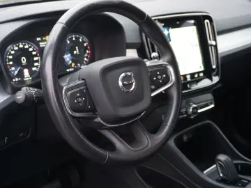 VOLVO XC40 Momentum Pro 2WD Harman Kardon