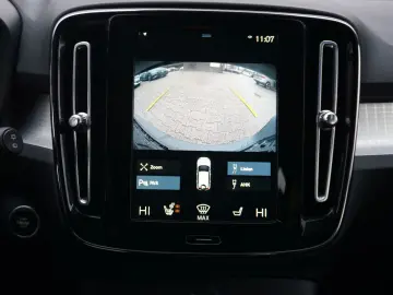 VOLVO XC40 Momentum Pro 2WD Harman Kardon