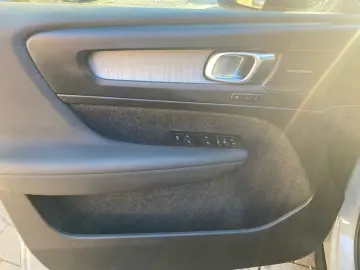 VOLVO XC40 B3 Plus Dark MHEV 360 Pano HarmanKardon Mem