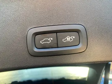 VOLVO XC40 B3 Plus Dark MHEV 360 Pano HarmanKardon Mem