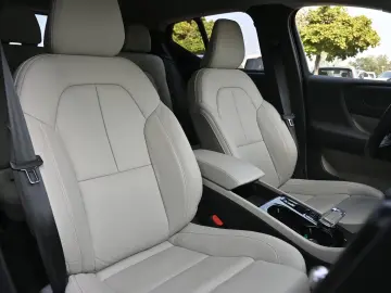 VOLVO XC40 T5 Recharge Plug-In Hybrid Plus Bright