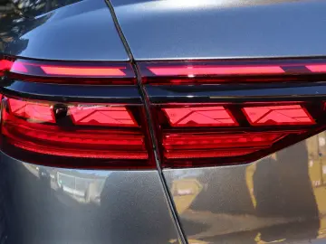 AUDI A8L 60 TFSIe lang exclusive B&O