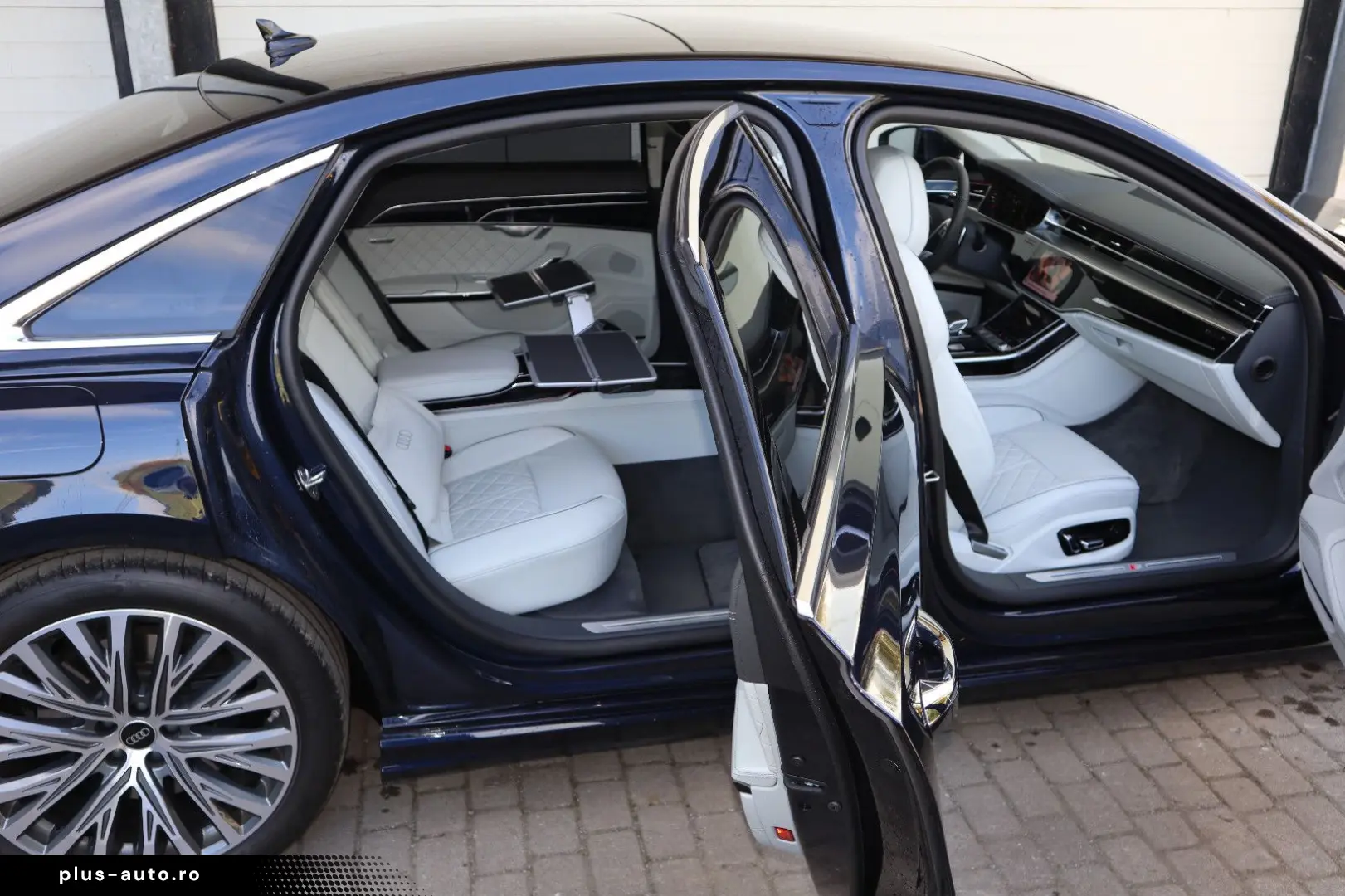 AUDI A8L 60 TFSIe Lang EXCLUSIVE UNICAT