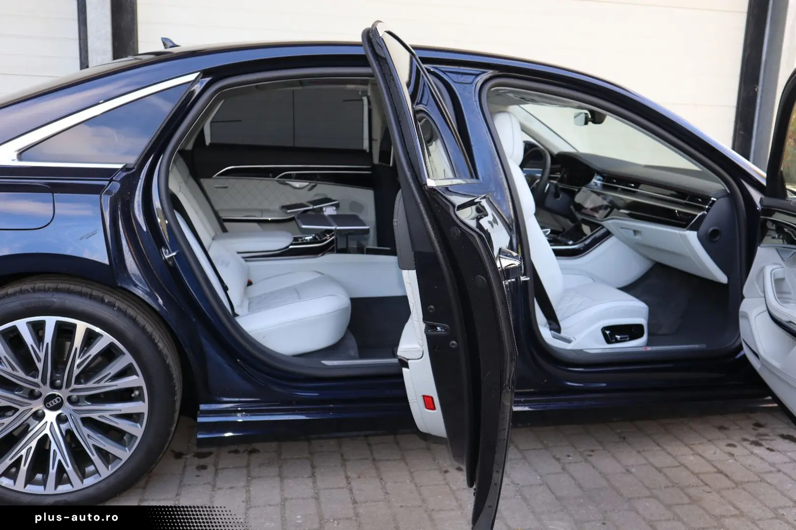 AUDI A8L 60 TFSIe Lang EXCLUSIVE UNICAT