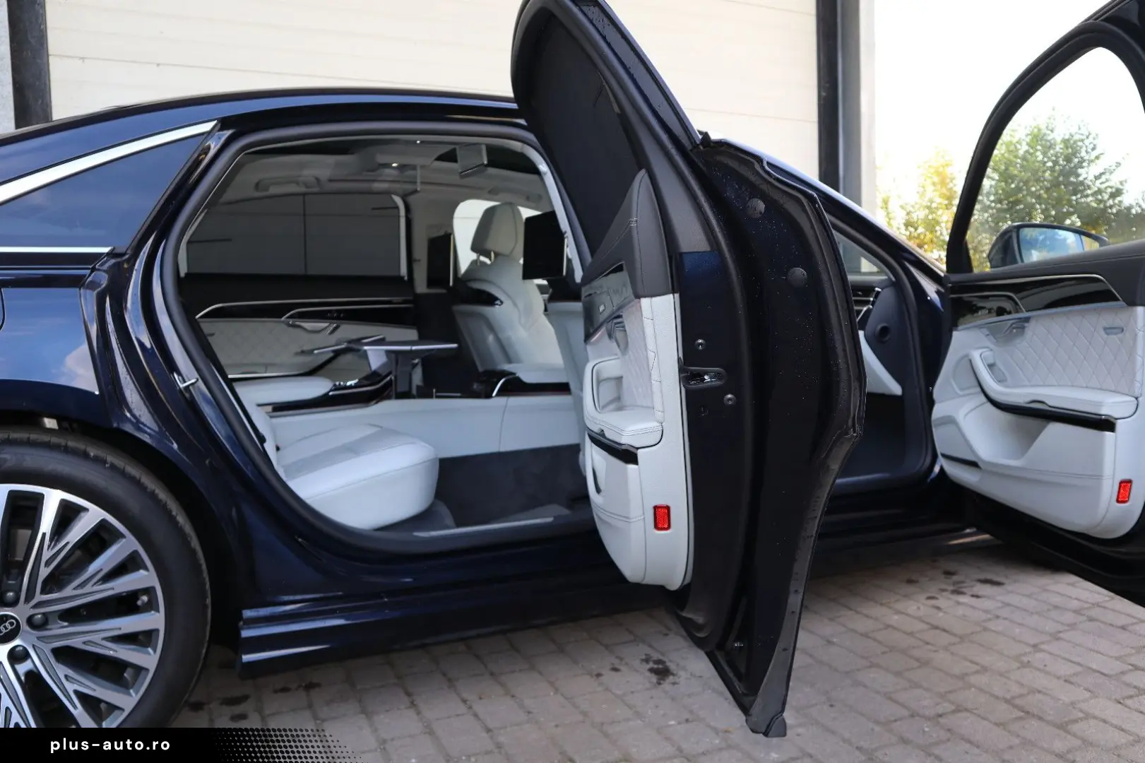 AUDI A8L 60 TFSIe Lang EXCLUSIVE UNICAT