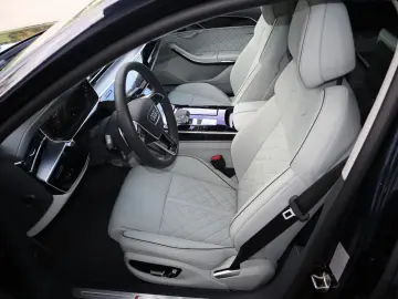 AUDI A8L 60 TFSIe Lang EXCLUSIVE UNICAT