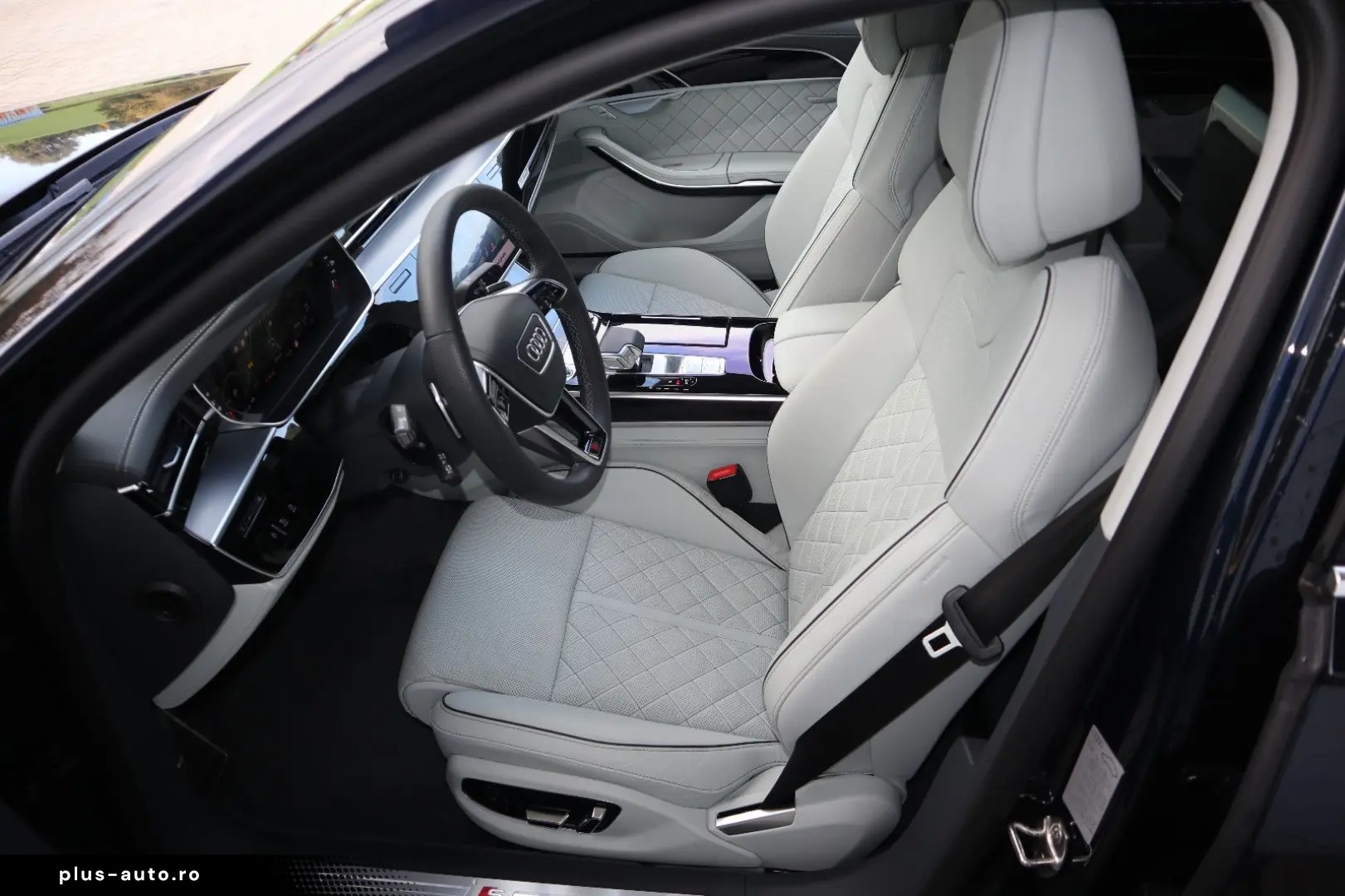 AUDI A8L 60 TFSIe Lang EXCLUSIVE UNICAT