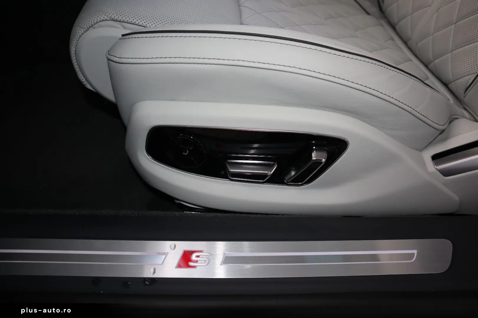 AUDI A8L 60 TFSIe Lang EXCLUSIVE UNICAT