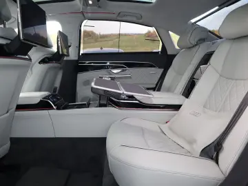 AUDI A8L 60 TFSIe Lang EXCLUSIVE UNICAT