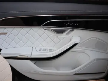 AUDI A8L 60 TFSIe Lang EXCLUSIVE UNICAT