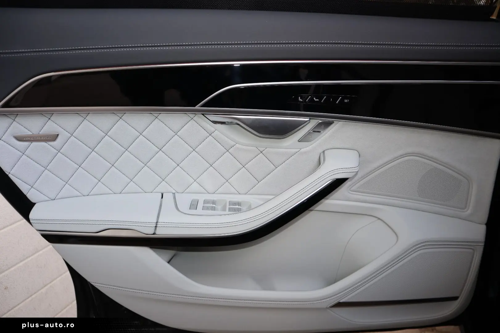 AUDI A8L 60 TFSIe Lang EXCLUSIVE UNICAT