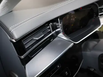 AUDI A8L 60 TFSIe Lang EXCLUSIVE UNICAT