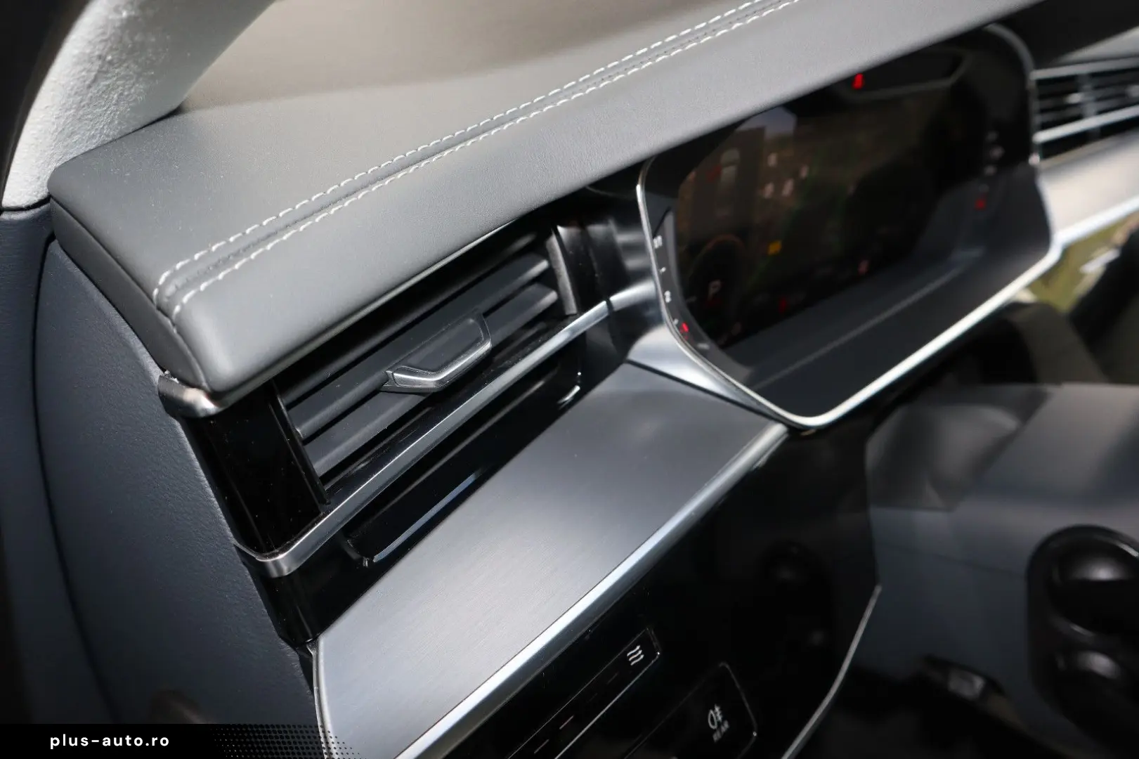 AUDI A8L 60 TFSIe Lang EXCLUSIVE UNICAT