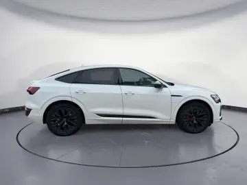 AUDI Q8 Sportback 55 e-tron S-line Matrix AHK Pano AC