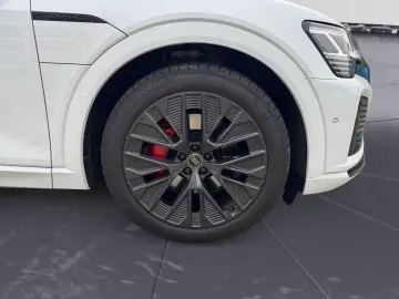 AUDI Q8 Sportback 55 e-tron S-line Matrix AHK Pano AC