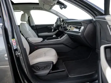 AUDI Q7 55 TFSIe quattro S line PANO