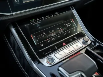 AUDI Q7 55 TFSIe quattro S line PANO