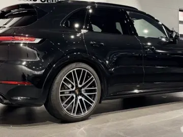 PORSCHE Cayenne E-Hybrid PASSENGER DISPLAY