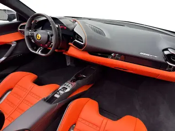 FERRARI 296 GTS  Embleme Navi PDC Klima Leder