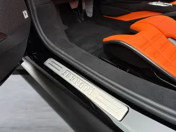 FERRARI 296 GTS  Embleme Navi PDC Klima Leder