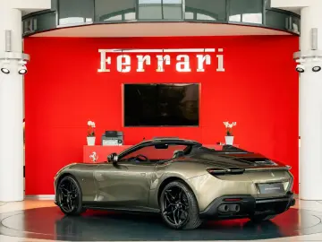 FERRARI Roma Spider MagneRide 360 -View LED-Lenkrad
