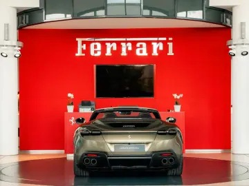 FERRARI Roma Spider MagneRide 360 -View LED-Lenkrad