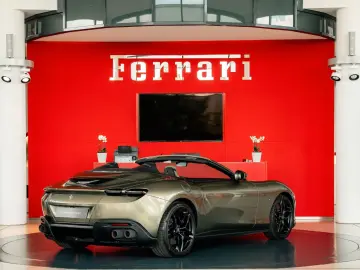 FERRARI Roma Spider MagneRide 360 -View LED-Lenkrad