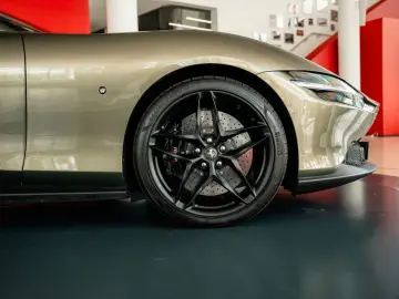 FERRARI Roma Spider MagneRide 360 -View LED-Lenkrad