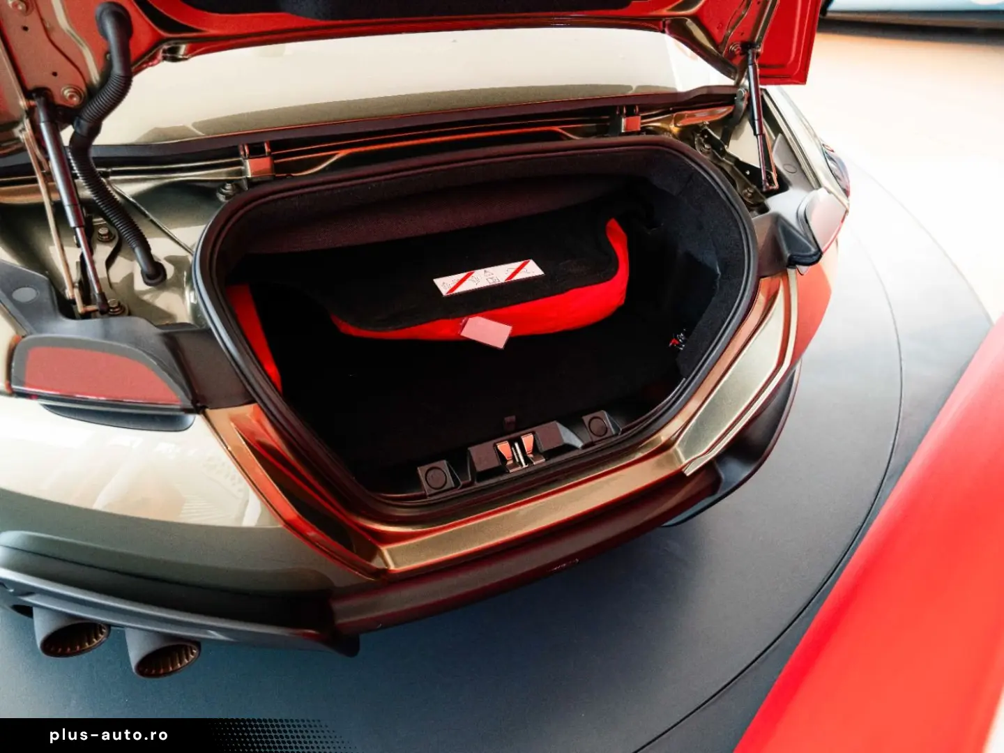 FERRARI Roma Spider MagneRide 360 -View LED-Lenkrad