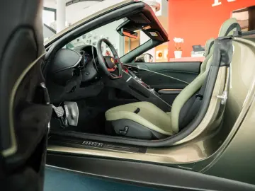 FERRARI Roma Spider MagneRide 360 -View LED-Lenkrad