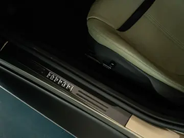 FERRARI Roma Spider MagneRide 360 -View LED-Lenkrad