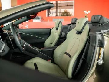 FERRARI Roma Spider MagneRide 360 -View LED-Lenkrad