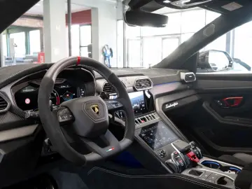 LAMBORGHINI Urus Performante FULL CARBON AKRAPOVIC B&O VOLL