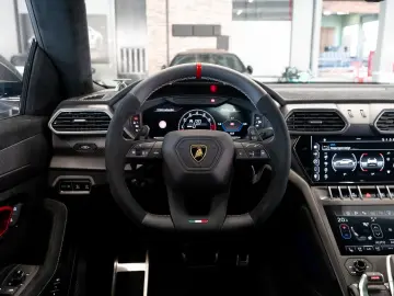LAMBORGHINI Urus Performante FULL CARBON AKRAPOVIC B&O VOLL