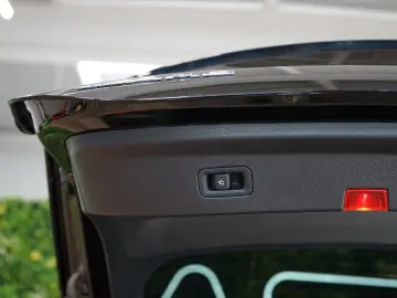 MERCEDES-BENZ 4MATIC MASSAGE HUD BURM TOW