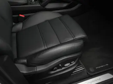 PORSCHE E-Hybrid Coupé SPORTDESIGN-ACC-LUFTF.-PANO-VOLL