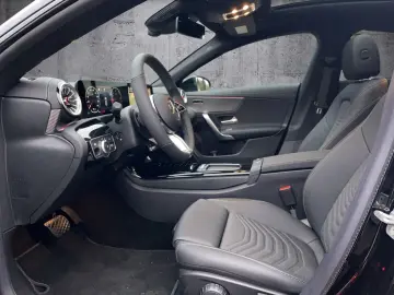 MERCEDES-BENZ CLA 200 d  NIGHT AHK DISTRO PANO 360