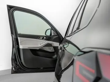 BMW X5 M60i PROFESSIONAL CARBON GLAS SKY MERINO B&W