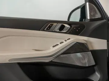 BMW X5 M60i PROFESSIONAL CARBON GLAS SKY MERINO B&W