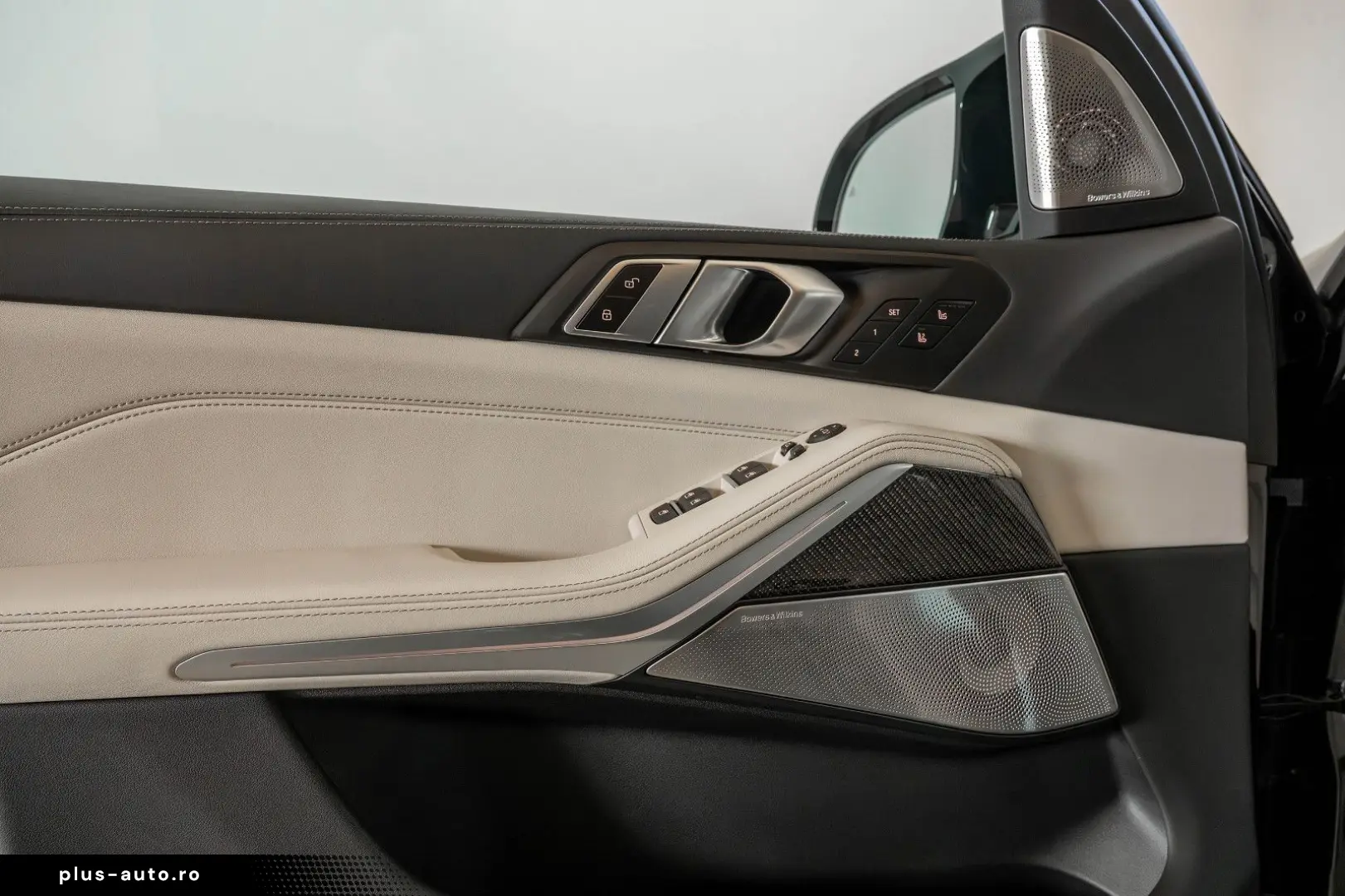 BMW X5 M60i PROFESSIONAL CARBON GLAS SKY MERINO B&W