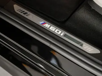 BMW X5 M60i PROFESSIONAL CARBON GLAS SKY MERINO B&W