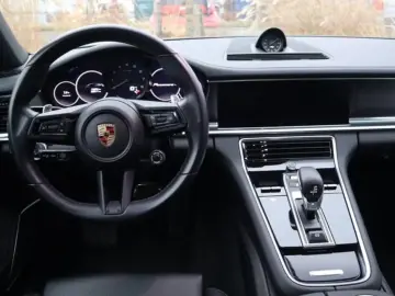 PORSCHE Panamera Sport Turismo 4 E-Hybrid Platinum Edition